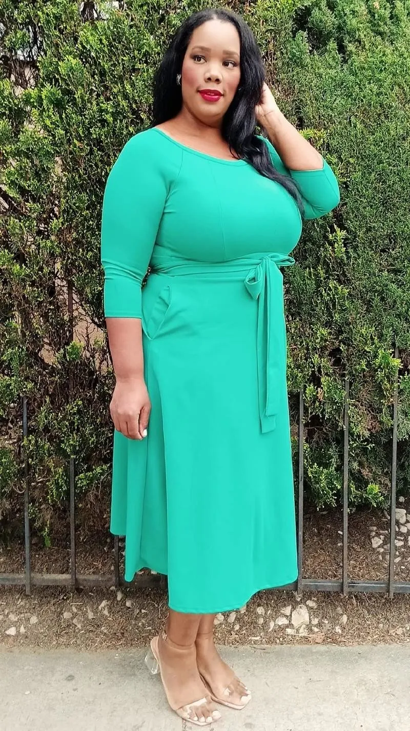 Plus Size Round Neck Flare Midi Dress With Belt and pockets